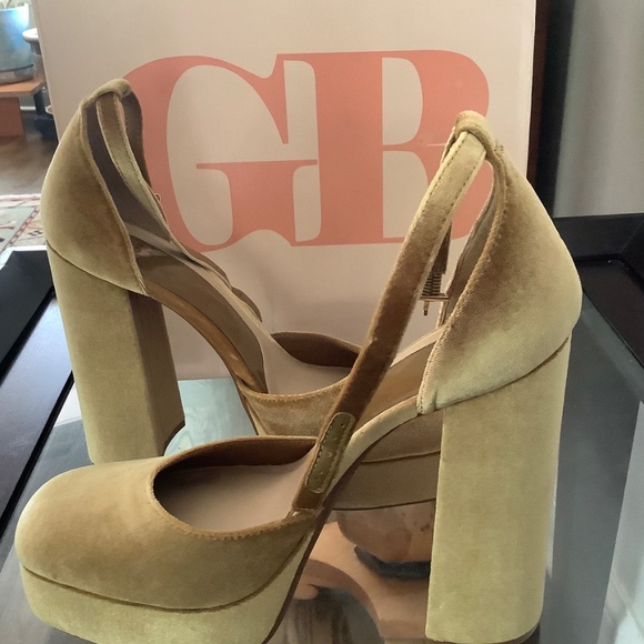 Gianna Bini GB Velvet Mustard/Gold Platform Heel Shoes Size 10 - Picture 10 of 10